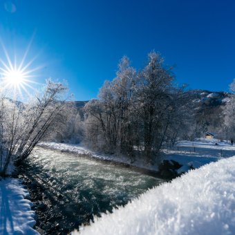 Vue sur la neige de la vallée depuis un pont 