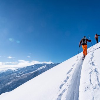 tracé de ski de rando sous le soleil 